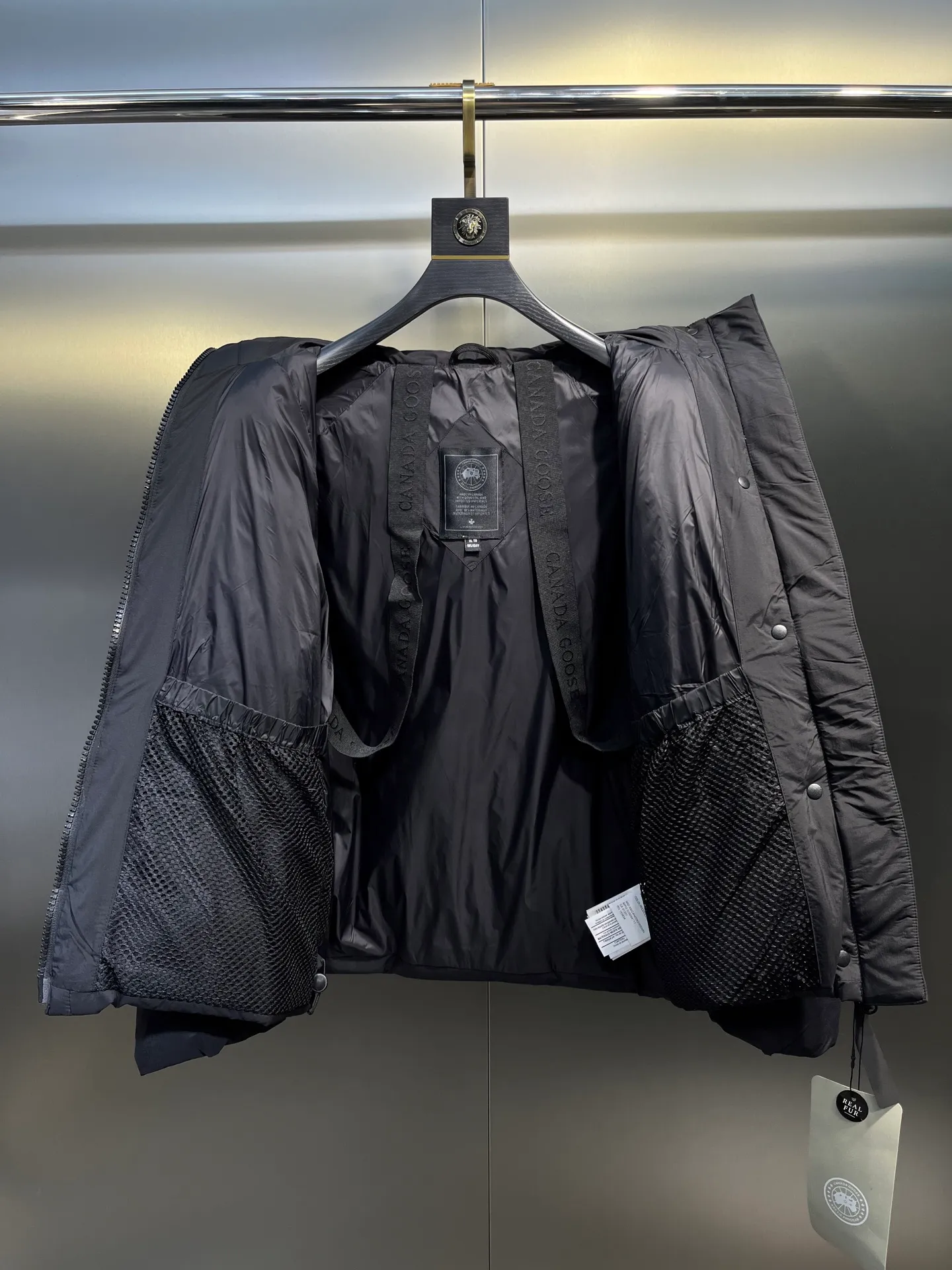 P740 Canada Goose🌟Ouyang Nana's same style 3m reflective black label down jacket junction junction parka is light weight and warm. The Junction Parka is made from soft enduraluxe fabric with cordura for added durability in high-wear areas, making it lightweight and durable. 360-degree reflective strips on the collar improve visibility in low-light environments. Features a removable hood for easy wearing during transitional periods when the weather warms up.  size：xs-xxl
